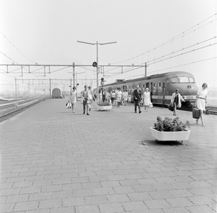 153164 Afbeelding van reizigers op het perron van het N.S-station Leiden te Leiden. Langs het perron staat het ...